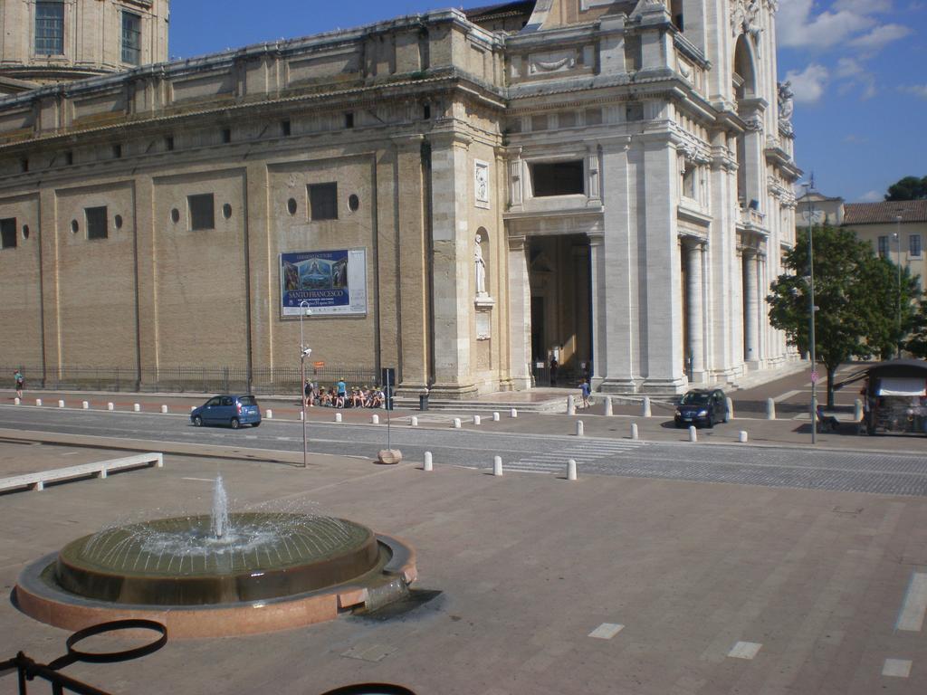 מלון אסיסי Piazza Degli Angeli מראה חיצוני תמונה