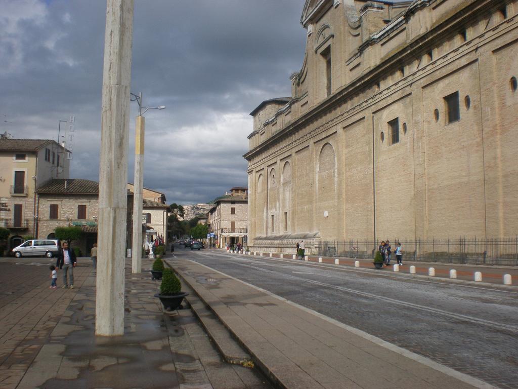 מלון אסיסי Piazza Degli Angeli מראה חיצוני תמונה
