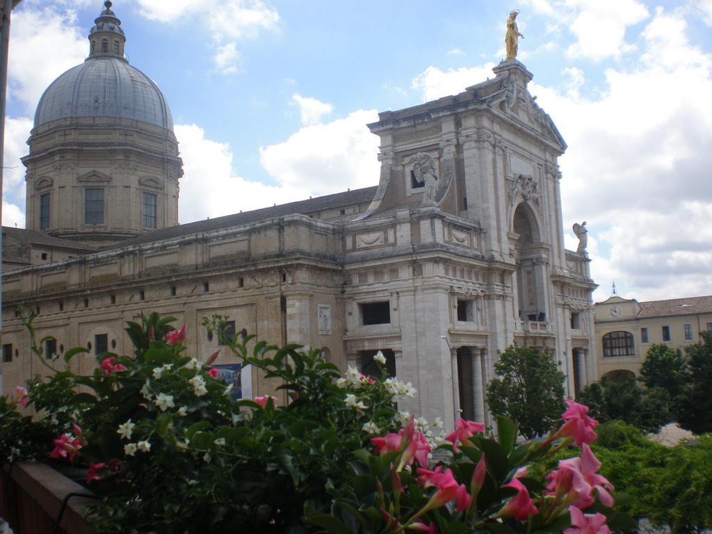 מלון אסיסי Piazza Degli Angeli מראה חיצוני תמונה