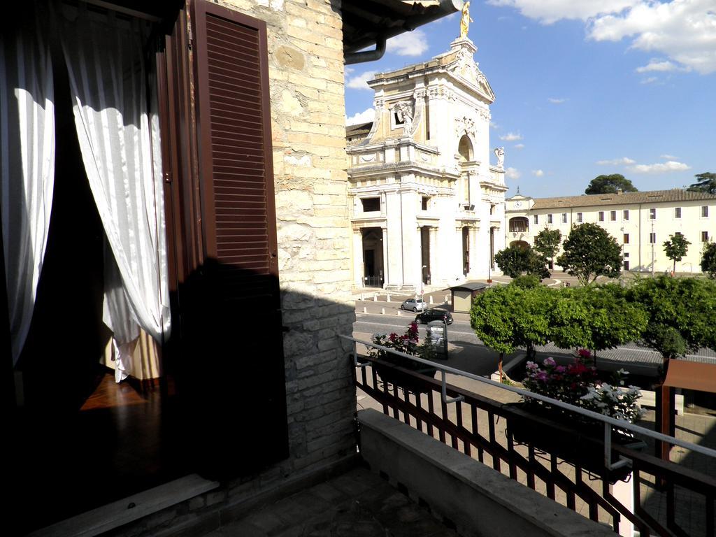 מלון אסיסי Piazza Degli Angeli מראה חיצוני תמונה